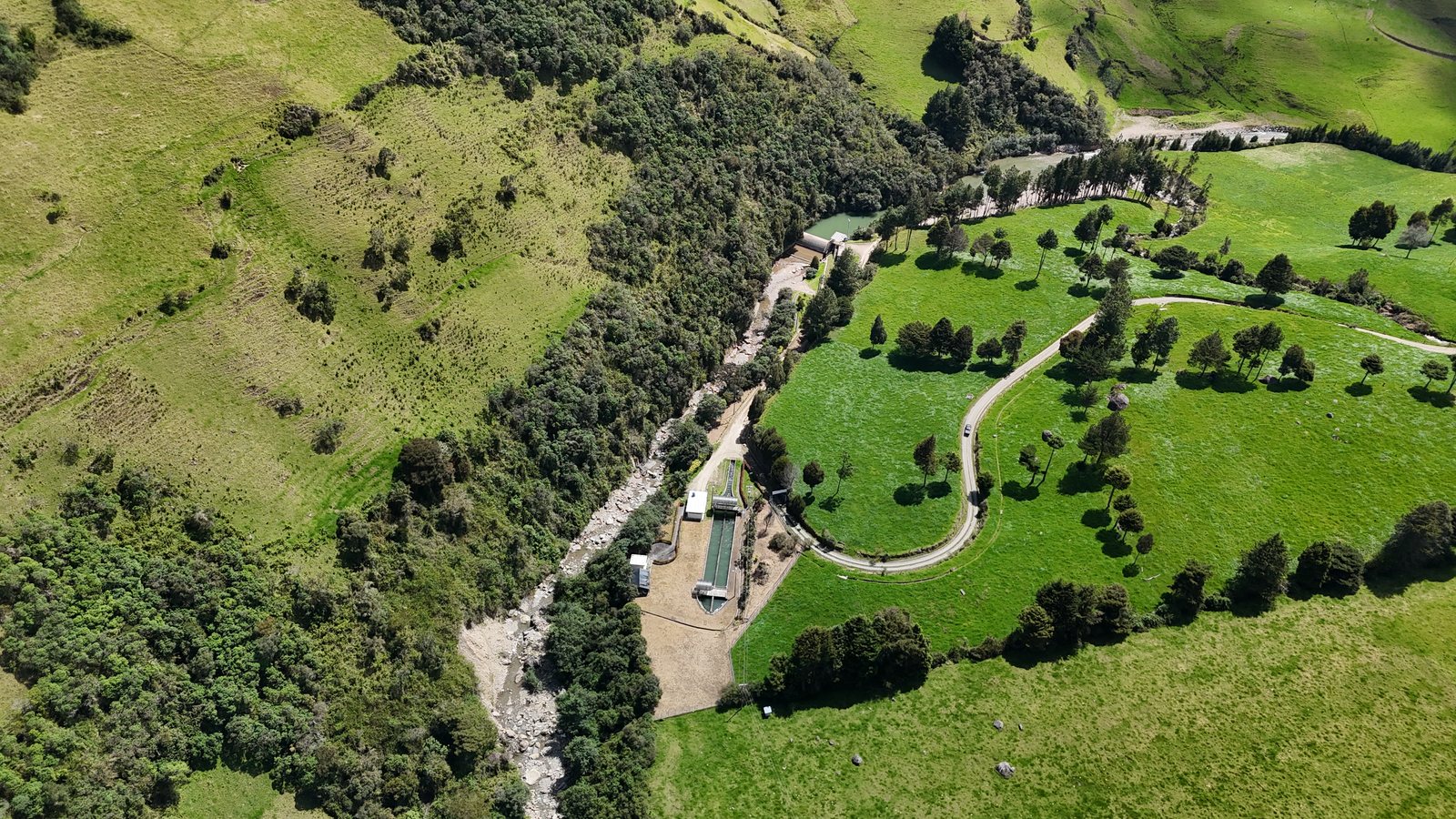 Captación de la Central Hidroeléctrica Alazán, vista con drone